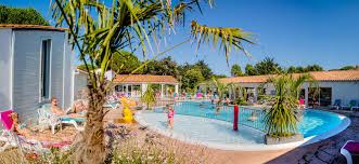 Quels sont les tarifs de location de mobil-home au camping Les Varennes ?