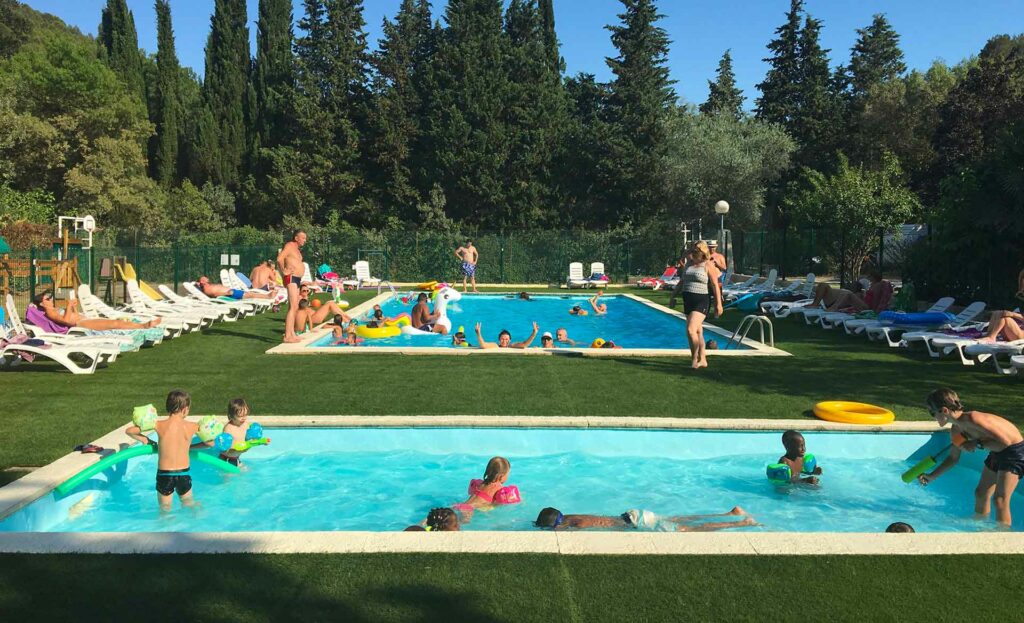 Camping avec espace aquatique : lequel faut-il choisir à Hyères ?